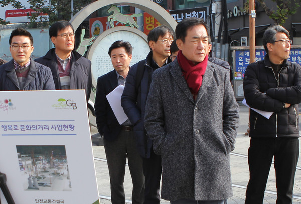 ▲ 의정부 행복로 문화의 거리에 방문한 정장선 평택시장.