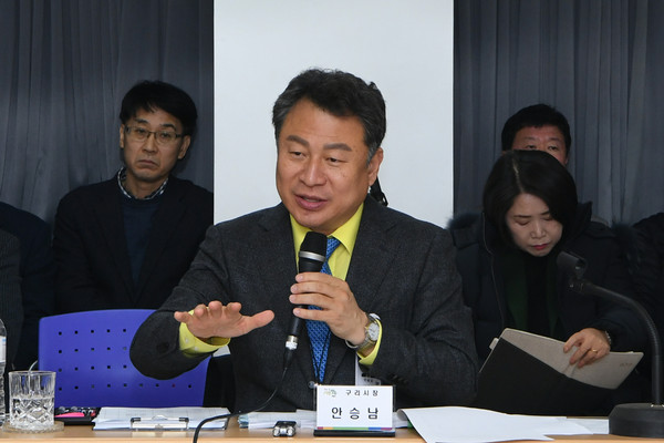 ▲ 야간시장실을 운영하는 안승남 구리시장.