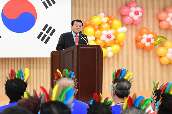 ▲ 송년 발표회에서 인사말하는 유천호 강화군수.