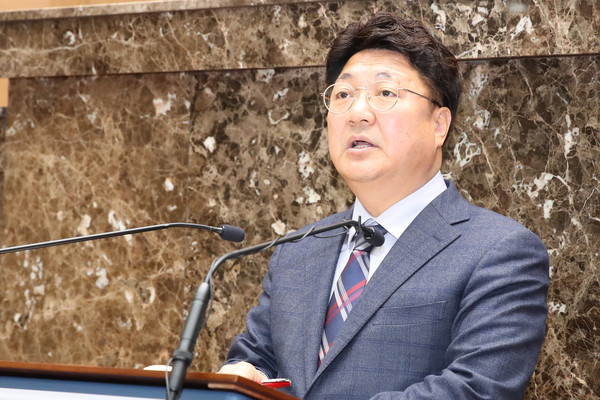 ▲ 내년도 예산안 제출과 관련해 시정연설하는 엄태준 이천시장.