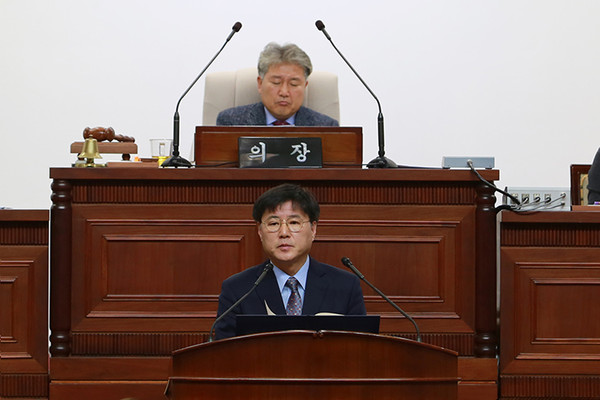 ▲ 군포시의회 정례회에서 시정연설하는 한대희 군포시장.