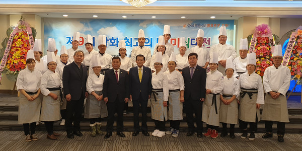 ▲ 미식대전 참가자들과 기념촬영하는 유천호 강화군수(맨앞줄 왼쪽에서 여섯번째).