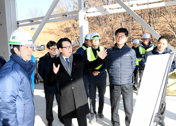 ▲ 평화 곤돌라 공사 진행사항을 점검하는 최종환 파주시장.