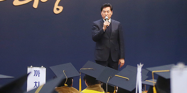 ▲ 수료식에서 축사하는 김상돈 의왕시장.