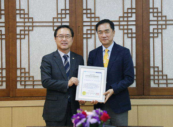 ▲ 이기헌 한국공공자치연구원장(왼쪽)에게 인증패를 전달받은 정장선 평택시장.