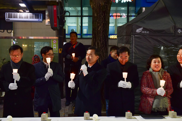 ▲ 사랑과 온정 나누는 사회분위기를 기원하는 이항진 여주시장(가운데).