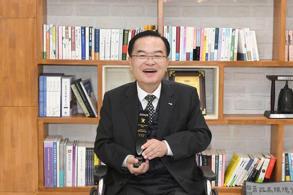 ▲ ‘나눔과 배려 복지대상’ 수상 기념촬영하는 이성호 양주시장.