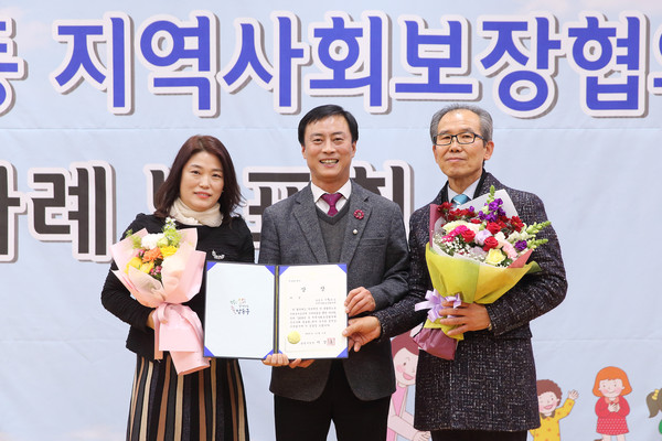 ▲ 대상을 수상한 구월4동 지역사회보장협의체와 기념촬영하는 이강호 남동구청장(가운데).