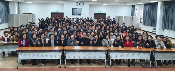 ▲ 생활개선연합회와 기념촬영하는 조광한 남양주시장(맨앞줄 왼쪽에서 일곱번째).