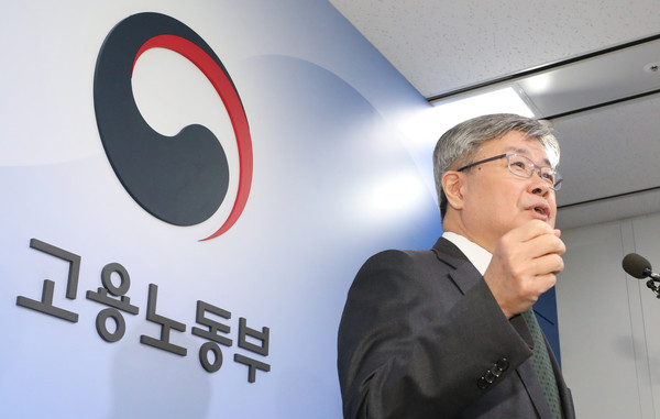 ▲ 주52시간제 입법 불발시 보완대책 추진방향에 대해 설명하고 있는 이재갑 고용노동부 장관.