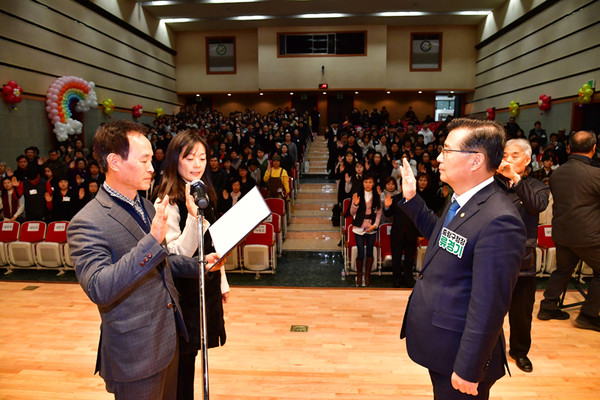 ▲ 2019 자원봉사자의 날 기념행사 선서식에 참여한 류경기 구청장.