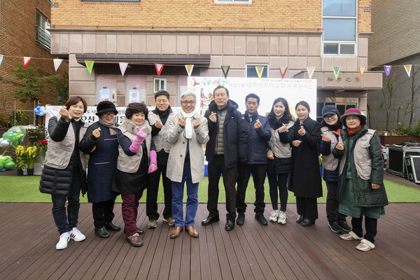 ▲ 마을정원 문화축제 참여 기념촬영하는 곽상욱 오산시장(왼쪽에서 다섯번째).