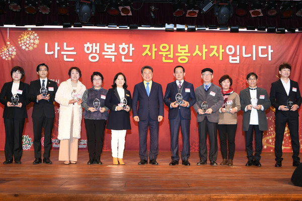 ▲ 우수 자원봉사자 시상 기념촬영하는 안승남 구리시장(가운데).