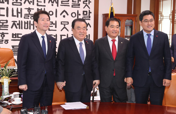 ▲ (왼쪽부터) 손 잡은  이인영 더불어민주당 원내대표와 문 의장, 심재철 자유한국당 원내대표, 오신환 바른미래당 원내대표.