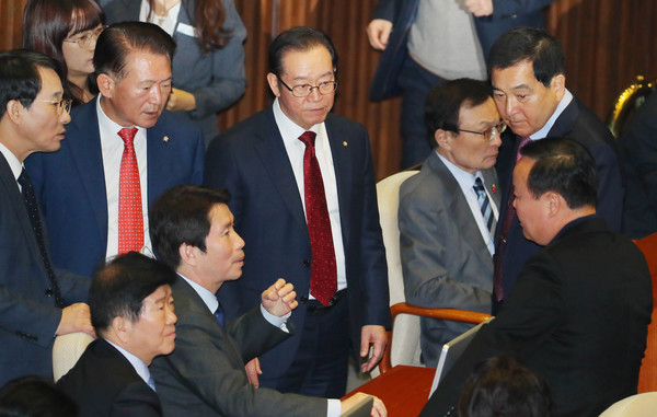 ▲ 여의도 국회 본회의장에서 대화 나누는 이인영 더불어민주당 원내대표와 김재원(오른쪽) 자유한국당 정책위의장.