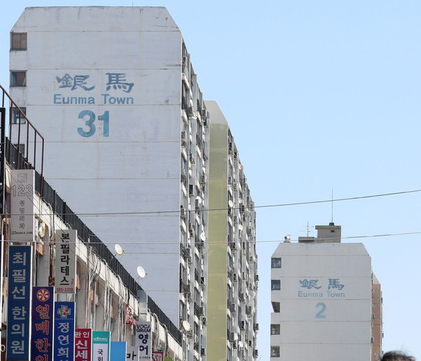 ▲ 상가 너머로 보이는 서울 강남 은마아파트.