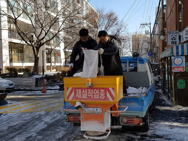 ▲ 제설작업하는 계양구 관계자들.