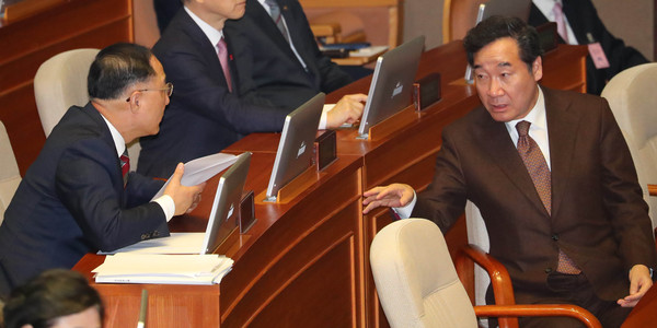 ▲ 대화 나누는 이낙연 국무총리와 홍남기 경제부총리.