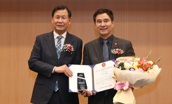 ▲ 대한민국 공공정책대상 수상 기념촬영하는 서철모 화성시장(오른쪽).