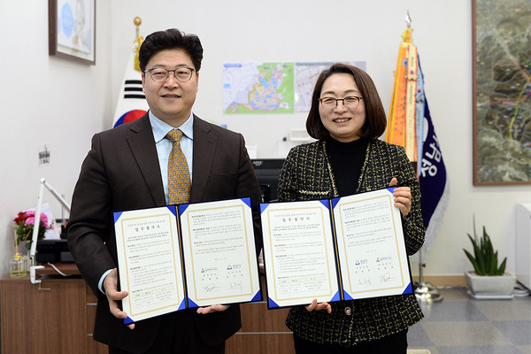 ▲ 갈보리교회와 협약을 체결한 은수미 성남시장(오른쪽).