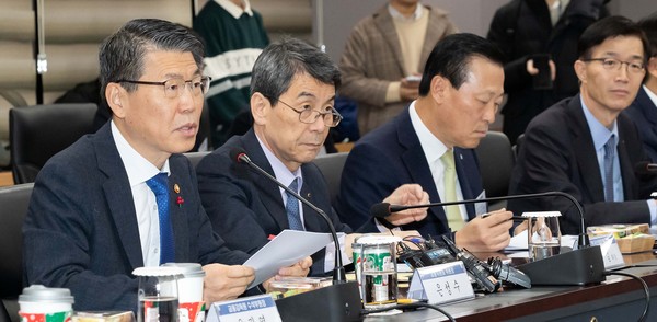 ▲ 모두발언 하는 은성수 위원장.