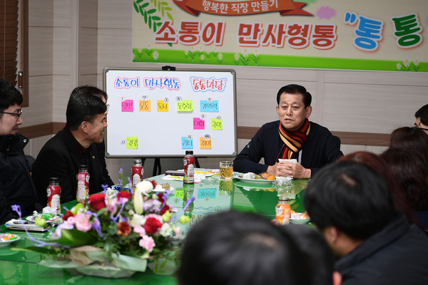 ▲ 직원들과 대화하는 유천호 강화군수.