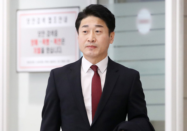 ▲ 출국 준비하는 이호현 정책관.	/뉴시스