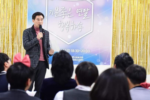 ▲ 송년행사에서 학생들을 격려하고 있는 서철모 화성시장.
