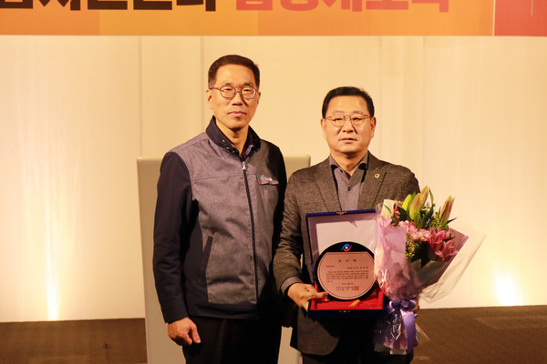 ▲ 이광호 의원(오른쪽)이 한국노총 위원장으로부터 감사패를 받았다.