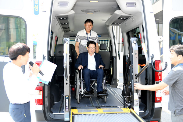 ▲ 맞춤형 셔틀버스 시범 사용을 선보이는 최종환 파주시장.