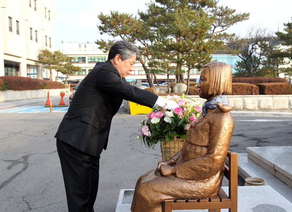 ▲ 도의회 평화의 소녀상 건립 1주년 맞아 지방의회의 역할 충실히 수행해 나가겠다는 뜻 피력한 송한준 의장.