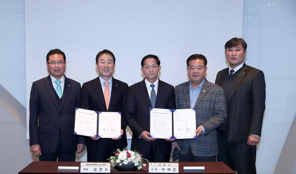 ▲ CJ라이브시티와 협약을 체결한 이재준 고양시장(가운데).