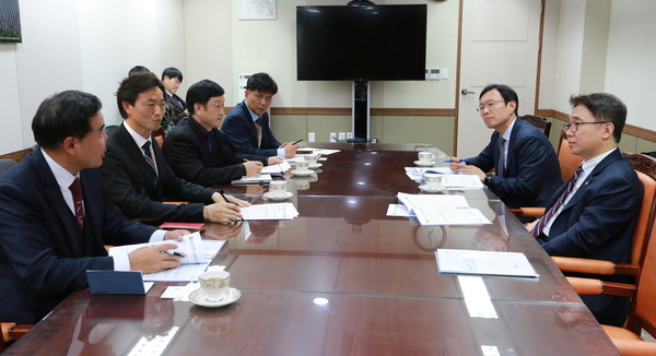 ▲ 박선호 국토교통부 제1차관(오른쪽 앞쪽 첫번째)을 만나 과천지식정보타운 공동주택 분양 등과 관련한 지역 현안에 대해 협조를 요청하는 김종천 과천시장(왼쪽 앞쪽에서 두번째)