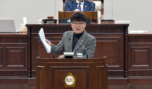 ▲ ‘부평구다목적실내체육관 불법계약 행정사무조사 실시안’을 대표 발의한 이익성 부평구의회 의원.
