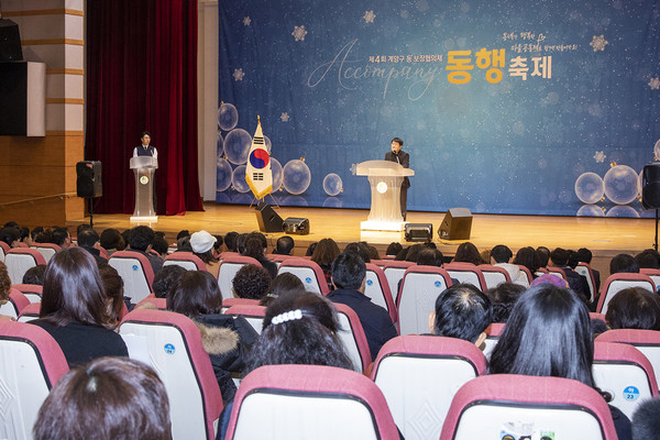 ▲ 동행 축제에서 박형우 계양구청장이 보장협의체 위원들을 격려하고 있다.