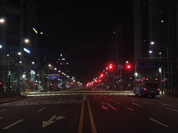 ▲ 횡단보도에 설치된 투광기.