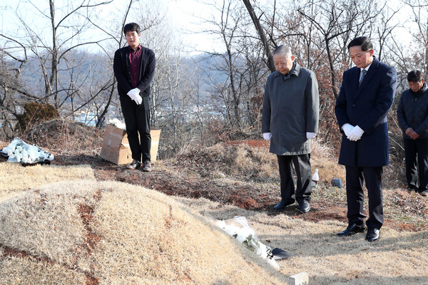 ▲ 강제 이장된 선조들을 추모하는 이재준 고양시장(맨오른쪽).