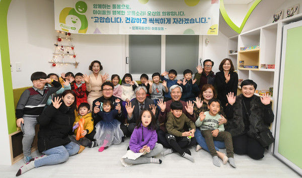 ▲ 센터 3호점 개소 기념촬영하는 곽상욱 오산시장(두번째줄 오른쪽에서 세번째).