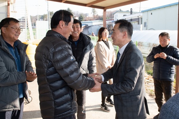 ▲ 시범사업 설명회를 방문한 이항진 여주시장(오른쪽).