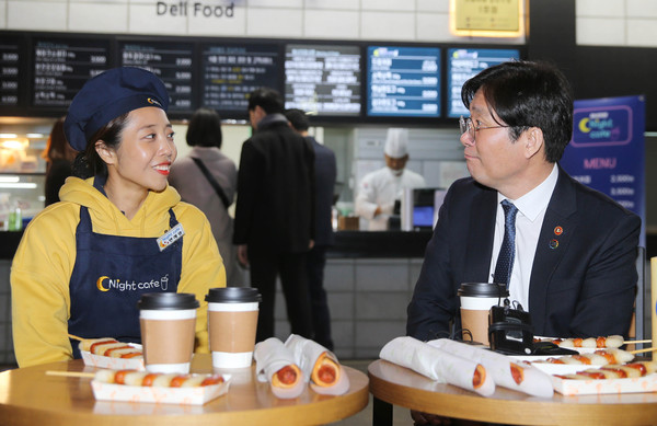 ▲ 애로사항 청취하는 성윤모 산업통상자원부 장관.