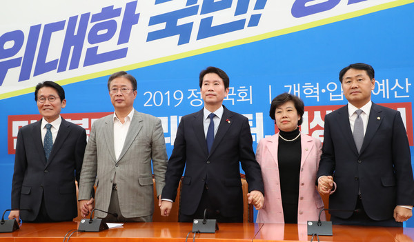 ▲ 손 잡은 4+1 원대대표들.