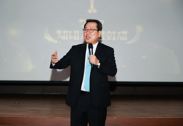 ▲ 새내기 3분 영화제에서 인사말하는 조광한 남양주시장.