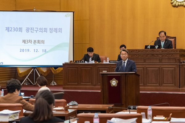 ▲ 지난 18일 광진구의회 본회의장에서 열린 제230회 의회 정례회에서 구정질문에 대한 답변을 하고 있는 김선갑 광진구청장.