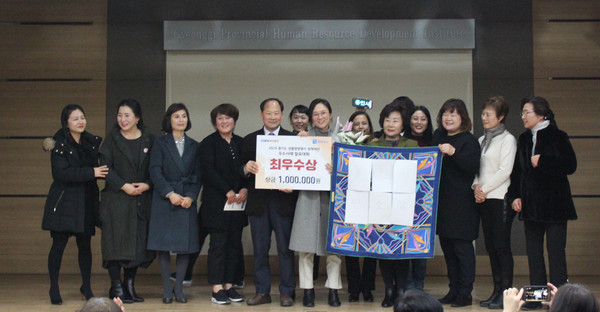 ▲ 성별영향평가 우수사례 최우수상 수상 기념촬영.