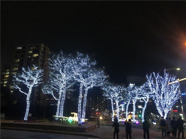▲ 시민들이 희망찬 새해 맞이하기를 기원하며 평택시에서 설치한 야간경관조명.