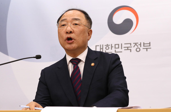 ▲ 문재인정부 2년 반 경제성과와 과제 밝히는 홍남기 부총리.
