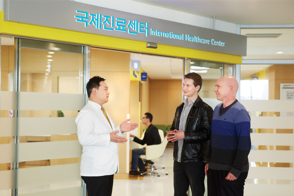 ▲ 외국인 환자들에게 비만대사수술에 관해 설명하고 있는 분당서울대학교병원 관계자.