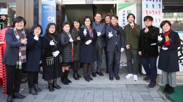 ▲ 가재울마을 뉴딜사업 현장지원센터 개소 기념촬영하는 이재현 인천 서구청장(오른쪽에서 네번째).