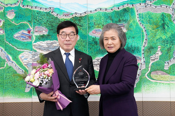 ▲ 자랑스러운 박물관인상 공로상패을 전달받은 신동헌 경기 광주시장(왼쪽).