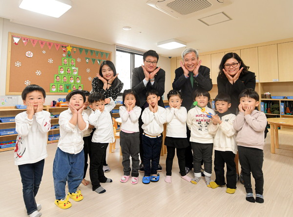 ▲ 국공립어린이집 개원식 기념촬영하는 곽상욱 오산시장(두번째줄 오른쪽에서 두번째).